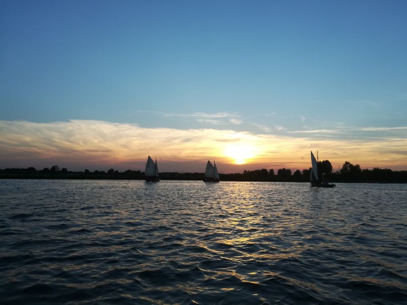 Bestand:Zeilen zonsondergang WV.jpeg