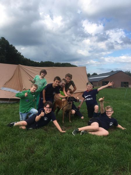 Bestand:Verkenners met hond.jpeg